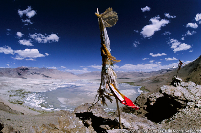 人びとの祈りが込められたタルチョ（経文の書かれた旗）タグラン・ラ峠(5,633m)